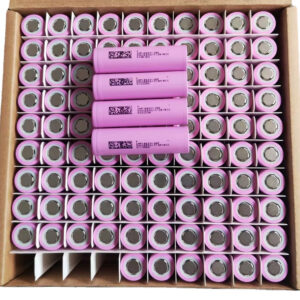 Caja de 100 unidades celdas Li-ion DMEGC 18650-26E  2600mAh